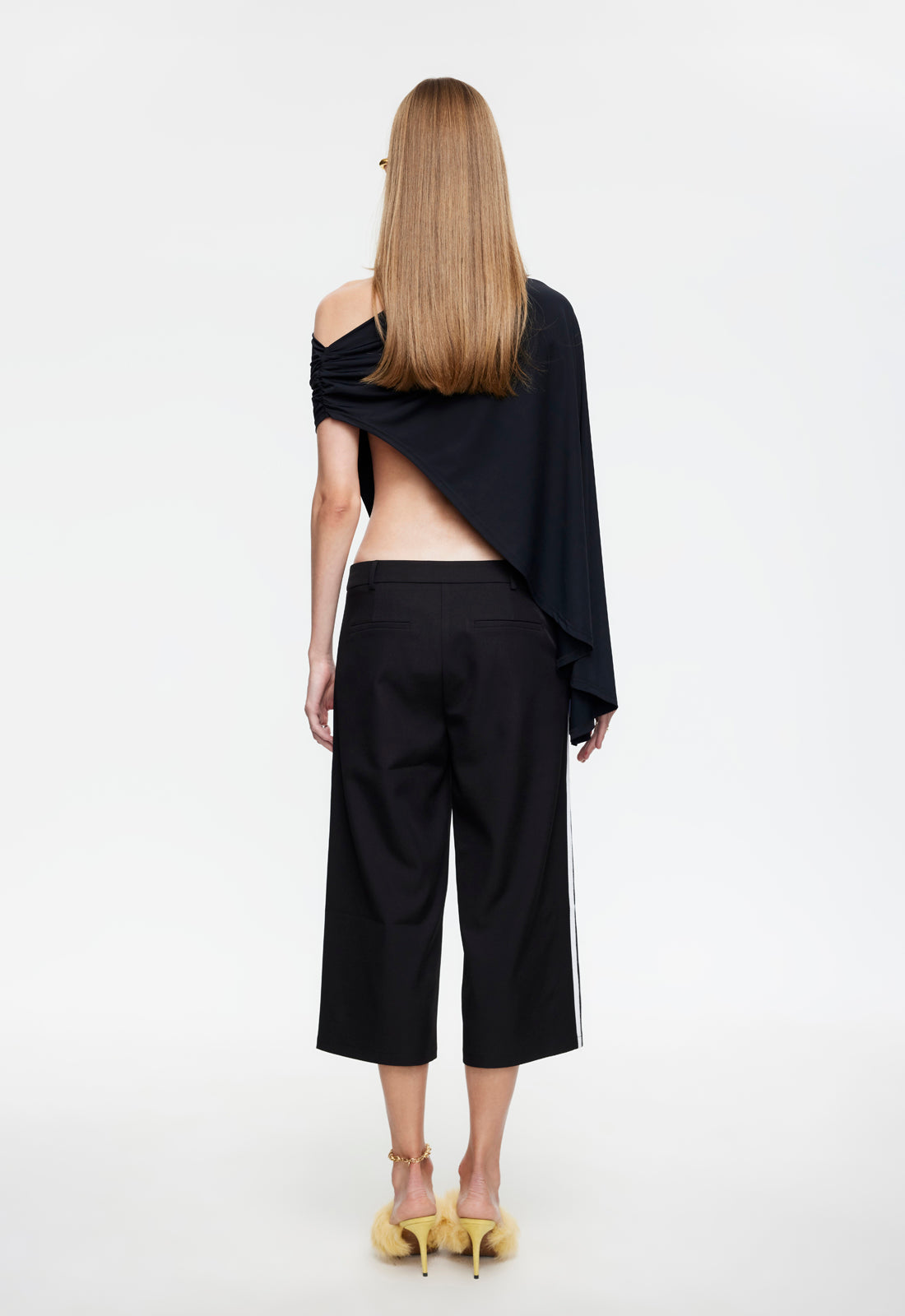 Lioness Fashion US | REBORN PONCHO - NOIR